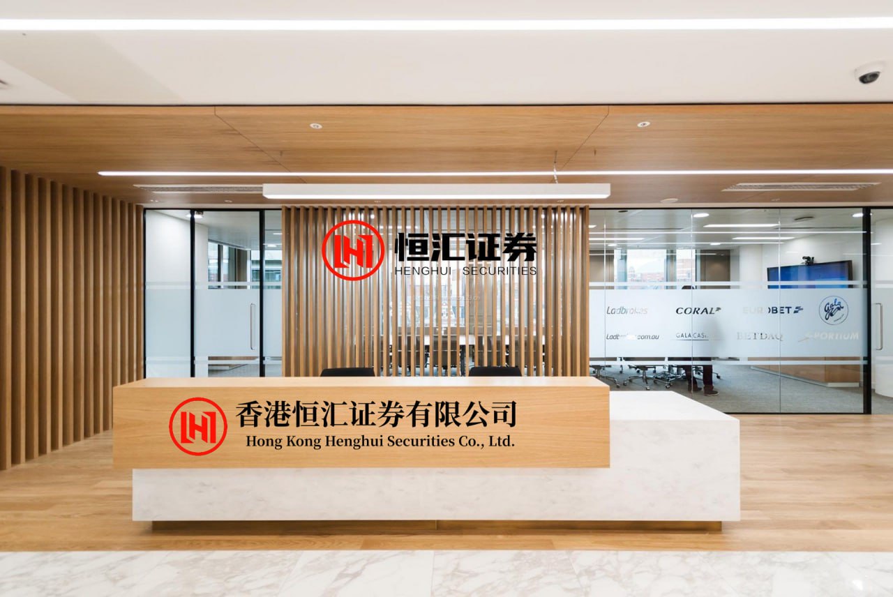 信弘配资 方媛挺孕肚开工，穿抹胸裙踩恨天高超美，自曝脸瘦两圈体重不过百